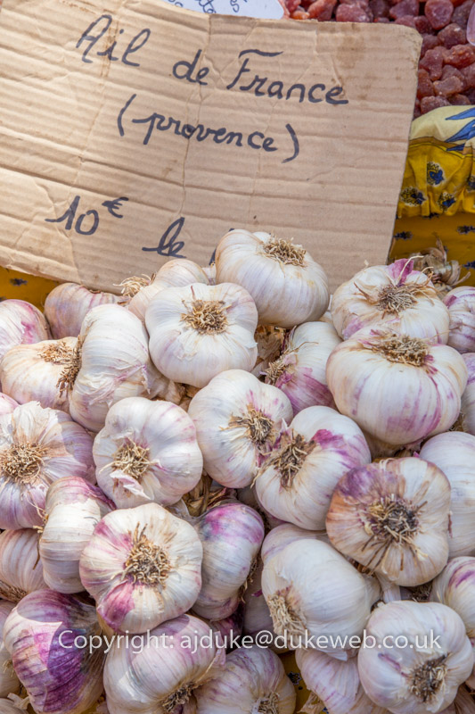 Garlic at the Provencal market, St. Remy de Provence, Provence, France
